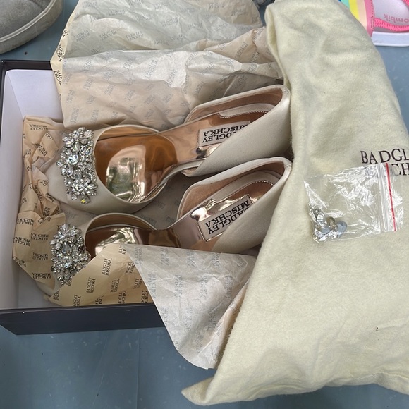 Badgley Mischka GIANA D’Orsay Ivory Satin Bridal Pump Heels fit is like a 6.5-7 - Picture 3 of 3